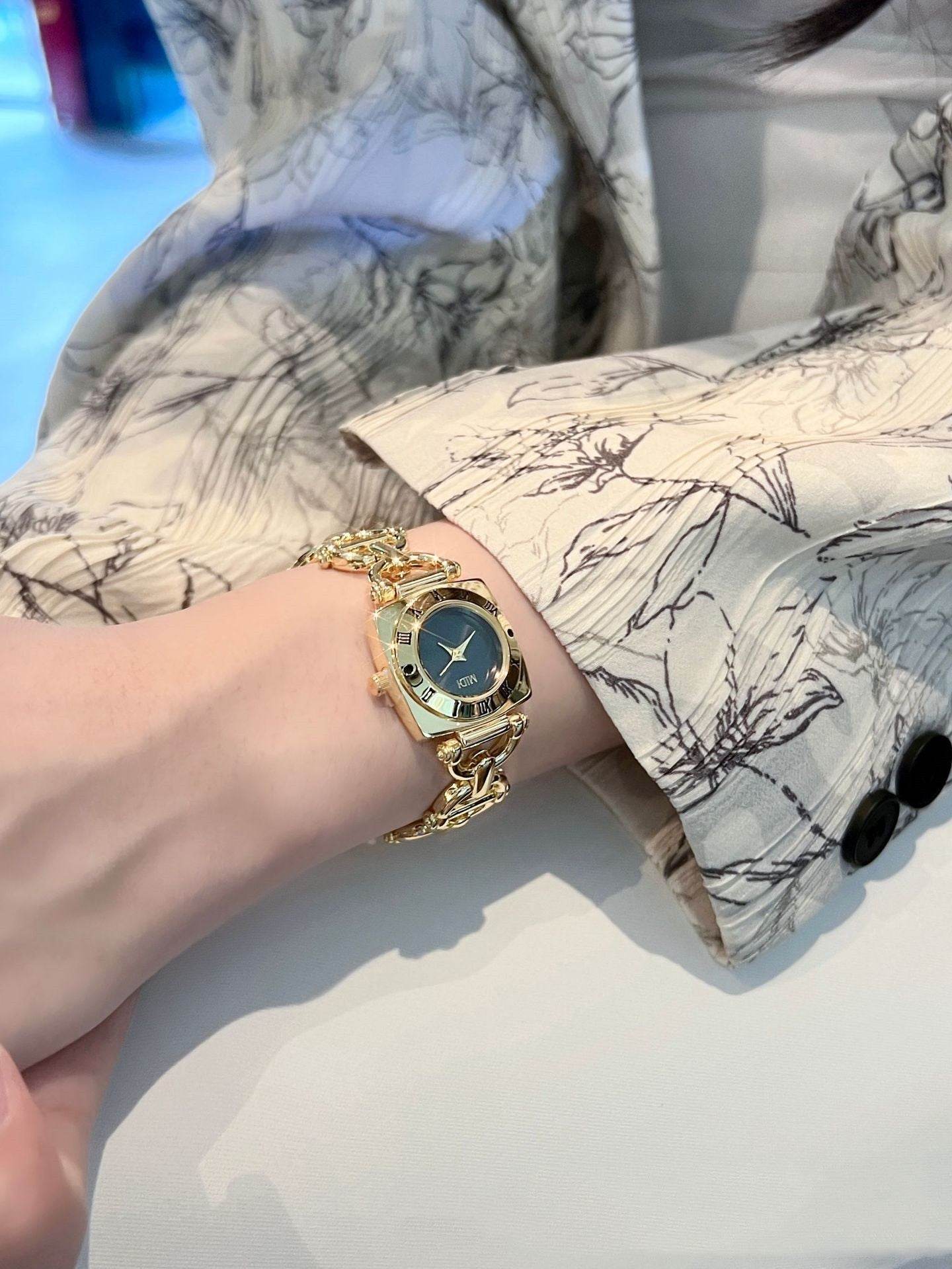 Women's Retro Small Square Bracelet Watch - Stylish & Versatile Accessory - Buy Center